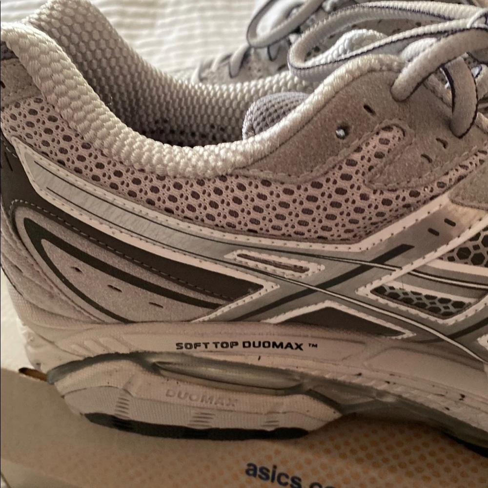 ASICS - Picture 4 of 5